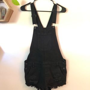 AE black overall shorts ⭐️